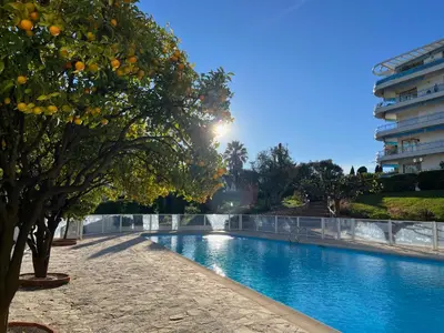 Piscine de l'établissement L'Oranger d'Azur ou située à proximité