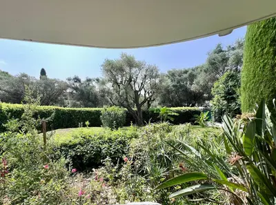 Jardin de l'établissement L'Oranger d'Azur