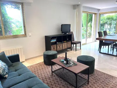 Télévision ou salle de divertissement dans l'établissement L'Oranger d'Azur