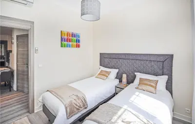 Un ou plusieurs lits dans un hébergement de l'établissement 2 Bedroom Awesome Apartment In Cannes