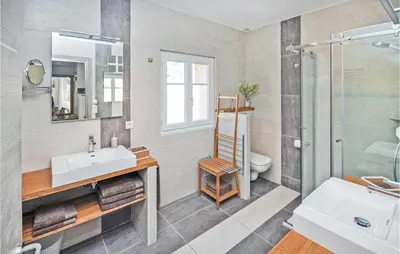 Salle de bains dans l'établissement 2 Bedroom Awesome Apartment In Cannes