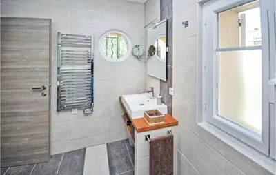 Salle de bains dans l'établissement 2 Bedroom Awesome Apartment In Cannes