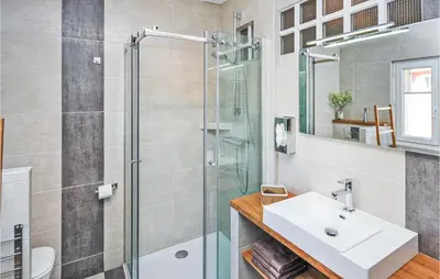 Salle de bains dans l'établissement 2 Bedroom Awesome Apartment In Cannes