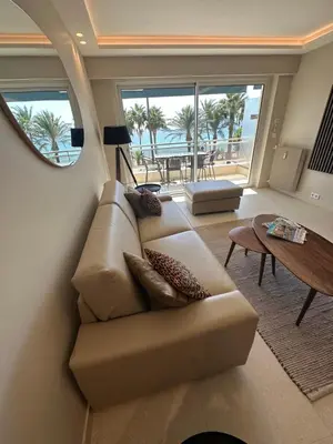 Coin salon dans l'établissement Appartement Rottaro luxueux 2 ch 2 sdb face à la mer