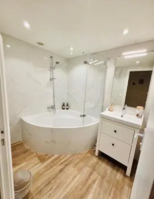Salle de bains dans l'établissement Foch Riviera, séjour d'exception sur Antibes, T3 4 à 6 personnes