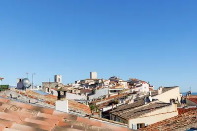 Vue générale sur Antibes ou vue de la ville depuis l'appartement