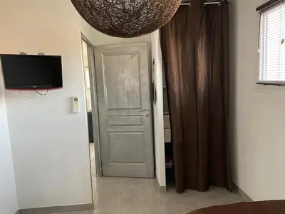 Télévision ou salle de divertissement dans l'établissement Piscine Intérieure chauffée Appartement Haut de villa