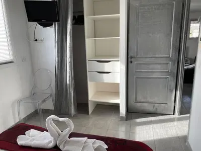 Un ou plusieurs lits dans un hébergement de l'établissement Piscine Intérieure chauffée Appartement Haut de villa