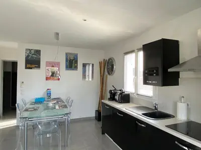Cuisine ou kitchenette dans l'établissement Piscine Intérieure chauffée Appartement Haut de villa
