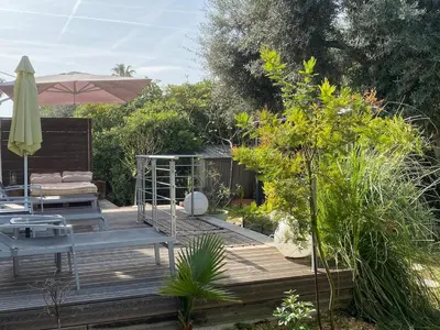 Jardin de l'établissement Piscine Intérieure chauffée Appartement Haut de villa