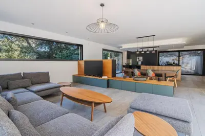Coin salon dans l'établissement Superbe villa 3 chambres – Piscine & 2 pièces
