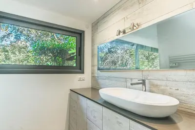 Salle de bains dans l'établissement Superbe villa 3 chambres – Piscine & 2 pièces