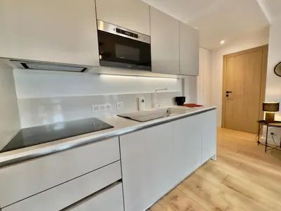 Cuisine ou kitchenette dans l'établissement Moderne - Lumineux - Vue Port Antibes