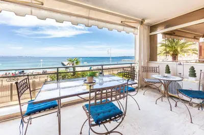 Vue générale sur la mer ou vue sur la mer prise depuis l'appartement