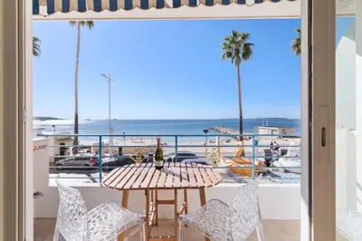 Vue générale sur la mer ou vue sur la mer prise depuis l'appartement