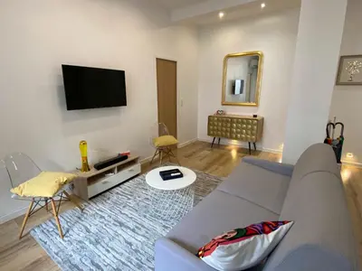 Télévision ou salle de divertissement dans l'établissement Peaceful City Centre Apartment