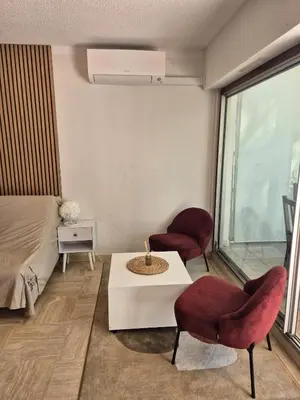 Coin salon dans l'établissement Studio avec jardin à Villeneuve-Loubet