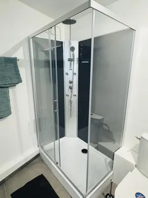 Salle de bains dans l'établissement Maisonnette Vieille Ville - Port Beach 2 min away