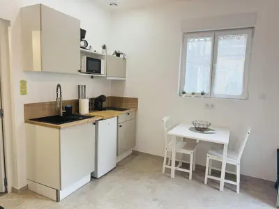 Cuisine ou kitchenette dans l'établissement Maisonnette Vieille Ville - Port Beach 2 min away
