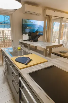 Cuisine ou kitchenette dans l'établissement Le Juanéa