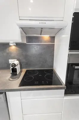 Cuisine ou kitchenette dans l'établissement La Plage - Spacieux - Vue Mer - Parking - Clim - Piscine