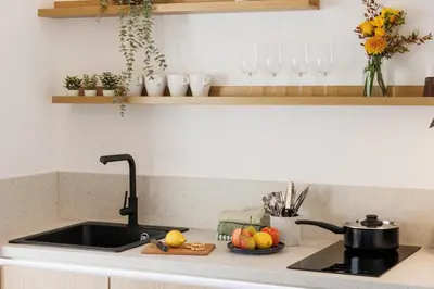 Cuisine ou kitchenette dans l'établissement Suite Cigale Jaune avec terrasse et piscine à Antibes