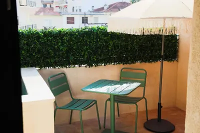 Plan de l'établissement Suite Cigale Jaune avec terrasse et piscine à Antibes