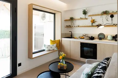 Cuisine ou kitchenette dans l'établissement Suite Cigale Jaune avec terrasse et piscine à Antibes