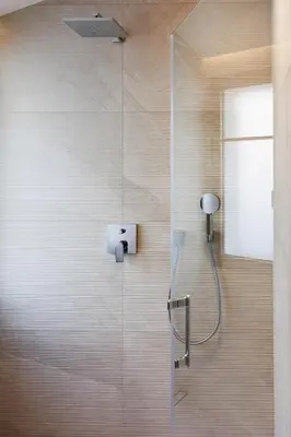 Salle de bains dans l'établissement Suite Cigale Bleue avec terrasse et piscine à Antibes