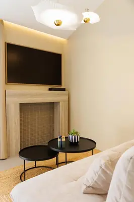 Télévision ou salle de divertissement dans l'établissement Suite Cigale Bleue avec terrasse et piscine à Antibes