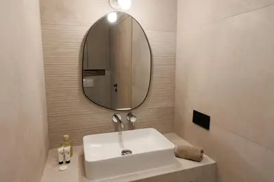 Salle de bains dans l'établissement Suite Cigale Bleue avec terrasse et piscine à Antibes