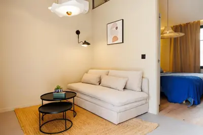 Coin salon dans l'établissement Suite Cigale Bleue avec terrasse et piscine à Antibes