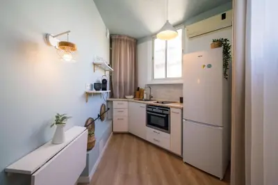 Cuisine ou kitchenette dans l'établissement Cote Sable Ambiance bord de mer dans le centre