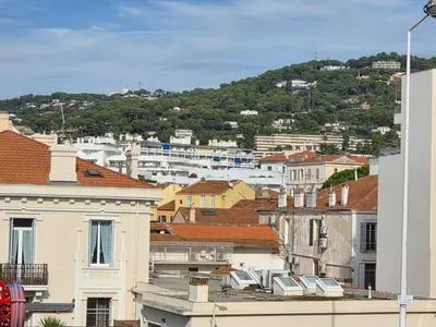 Vue générale sur Cannes ou vue de la ville depuis l'appartement