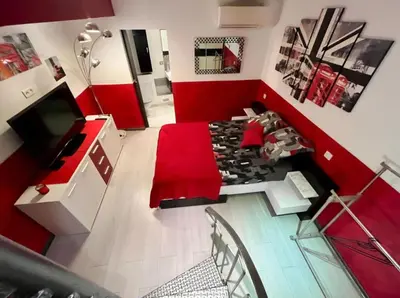Télévision ou salle de divertissement dans l'établissement Le repaire d'Antibes atypique proche parc et mer