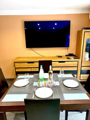 Télévision ou salle de divertissement dans l'établissement Antibes - 3 pièces cosy avec jacuzzi & grande terrasse
