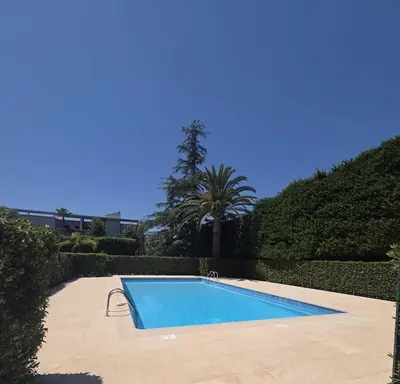 Piscine de l'établissement Charming 2 bedroom with sea view, pool and parking ou située à proximité