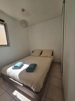 Un ou plusieurs lits dans un hébergement de l'établissement Charming 2 bedroom with sea view, pool and parking