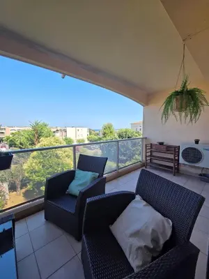 Coin salon dans l'établissement Charming 2 bedroom with sea view, pool and parking