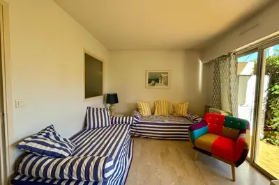 Coin salon dans l'établissement Charming apartment with garden in Antibes