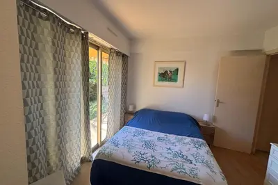 Un ou plusieurs lits dans un hébergement de l'établissement Charming apartment with garden in Antibes