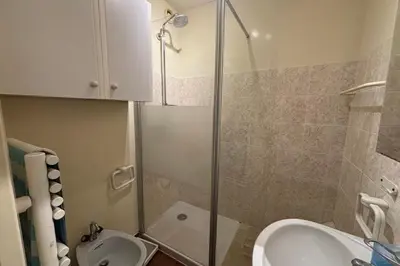 Salle de bains dans l'établissement Charming apartment with garden in Antibes