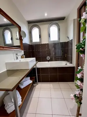 Salle de bains dans l'établissement Faré de la Vahiné