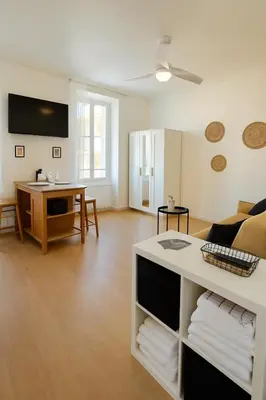 Télévision ou salle de divertissement dans l'établissement Côté Vieil Antibes