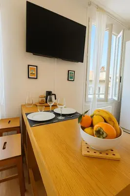 Télévision ou salle de divertissement dans l'établissement Côté Vieil Antibes