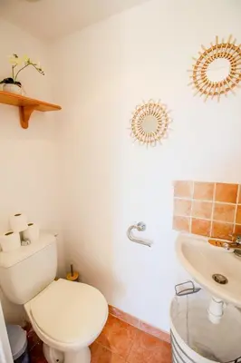 Salle de bains dans l'établissement MISTRAL - Appartement 3 chambres, Piscine, Rooftop, Climatisation et Parking