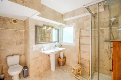 Salle de bains dans l'établissement MISTRAL - Appartement 3 chambres, Piscine, Rooftop, Climatisation et Parking