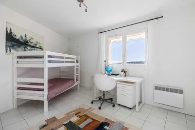 Un ou plusieurs lits dans un hébergement de l'établissement Stunning House A C 5BR 10P - Biot