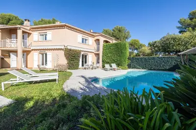 Piscine de l'établissement Stunning House A C 5BR 10P - Biot ou située à proximité