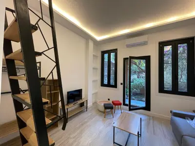 Coin salon dans l'établissement Pasteur, Vieil Antibes, Proche port
